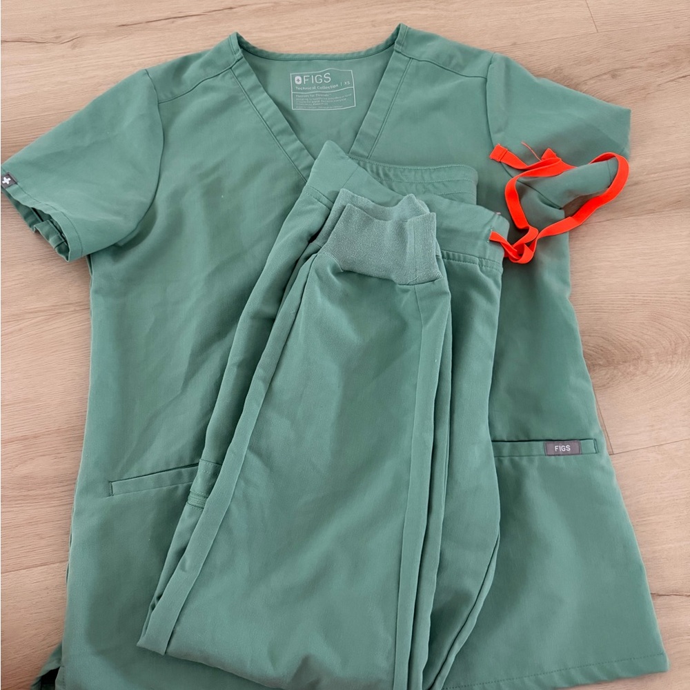 Figs Hunter Green Scrub Ensemble - Picture 3 of 5